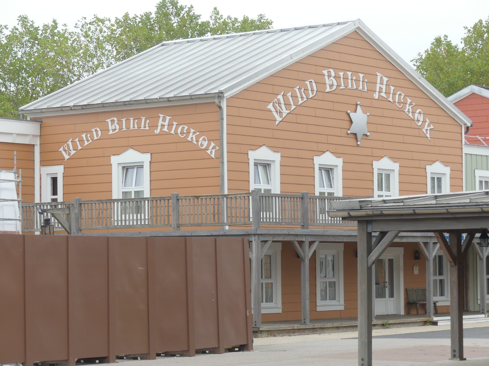 Un edificio tipo saloon en el Disney Hotel Cheyenne