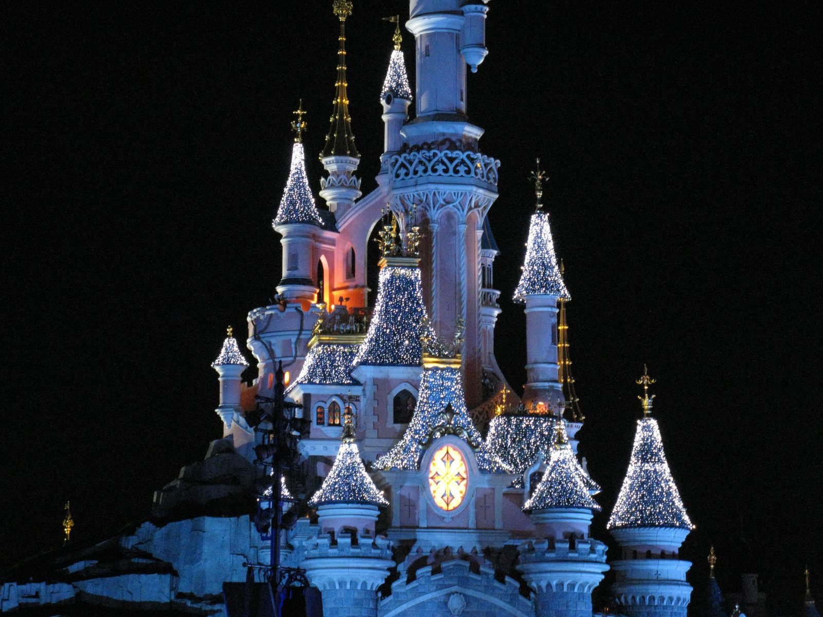 Disney Tales of Magic frente al castillo