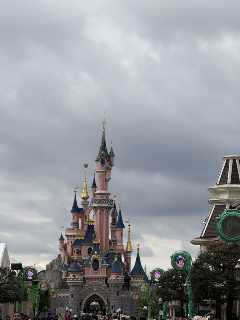 El castillo de la Bella Durmiente visto desde Main Street
