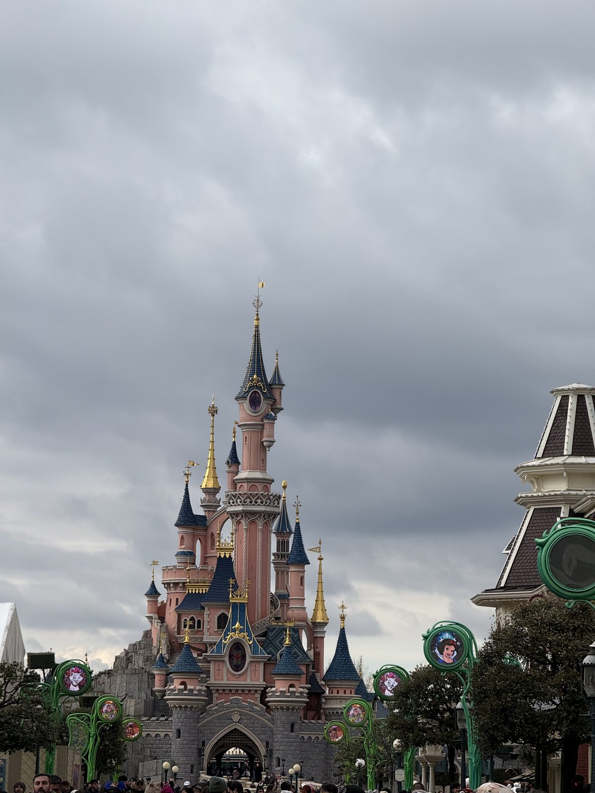 El castillo de la Bella Durmiente visto desde Main Street
