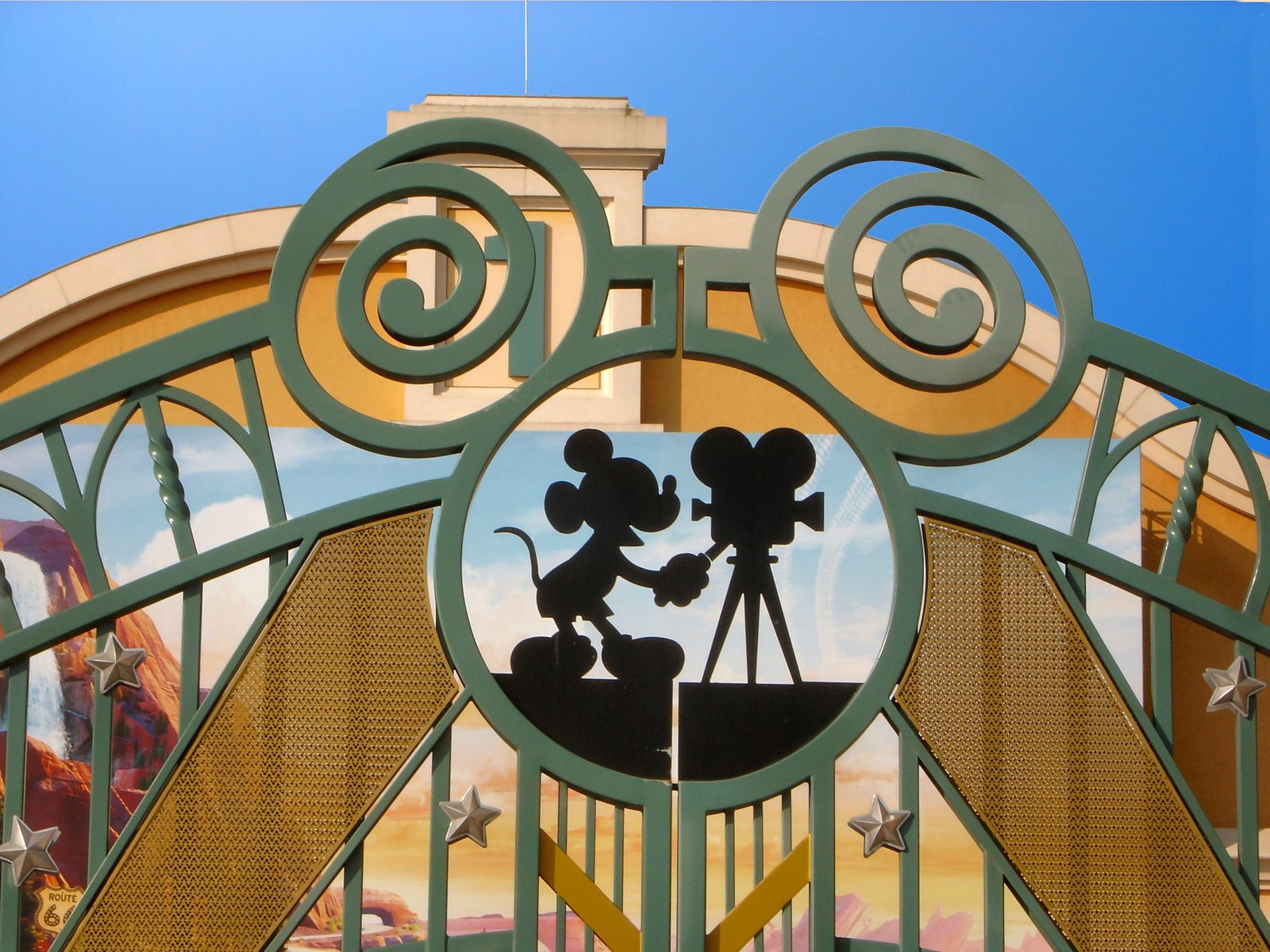 El portón con Mickey cineasta en la entrada de Disney Adventure World