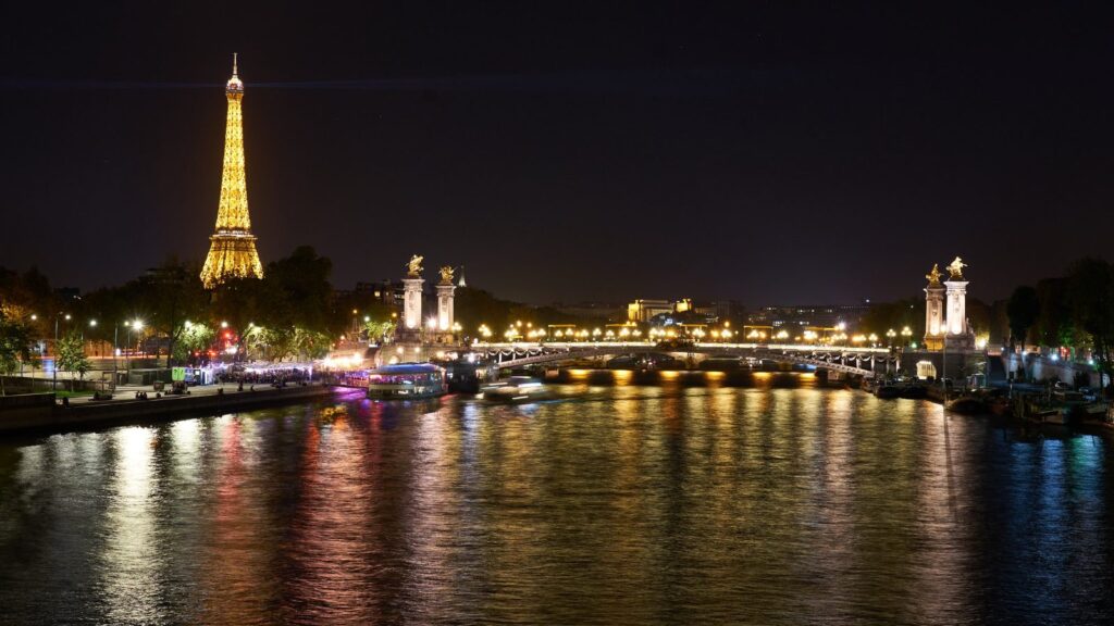 El Sena de noche con la Torre Eiffel y el puente iluminados