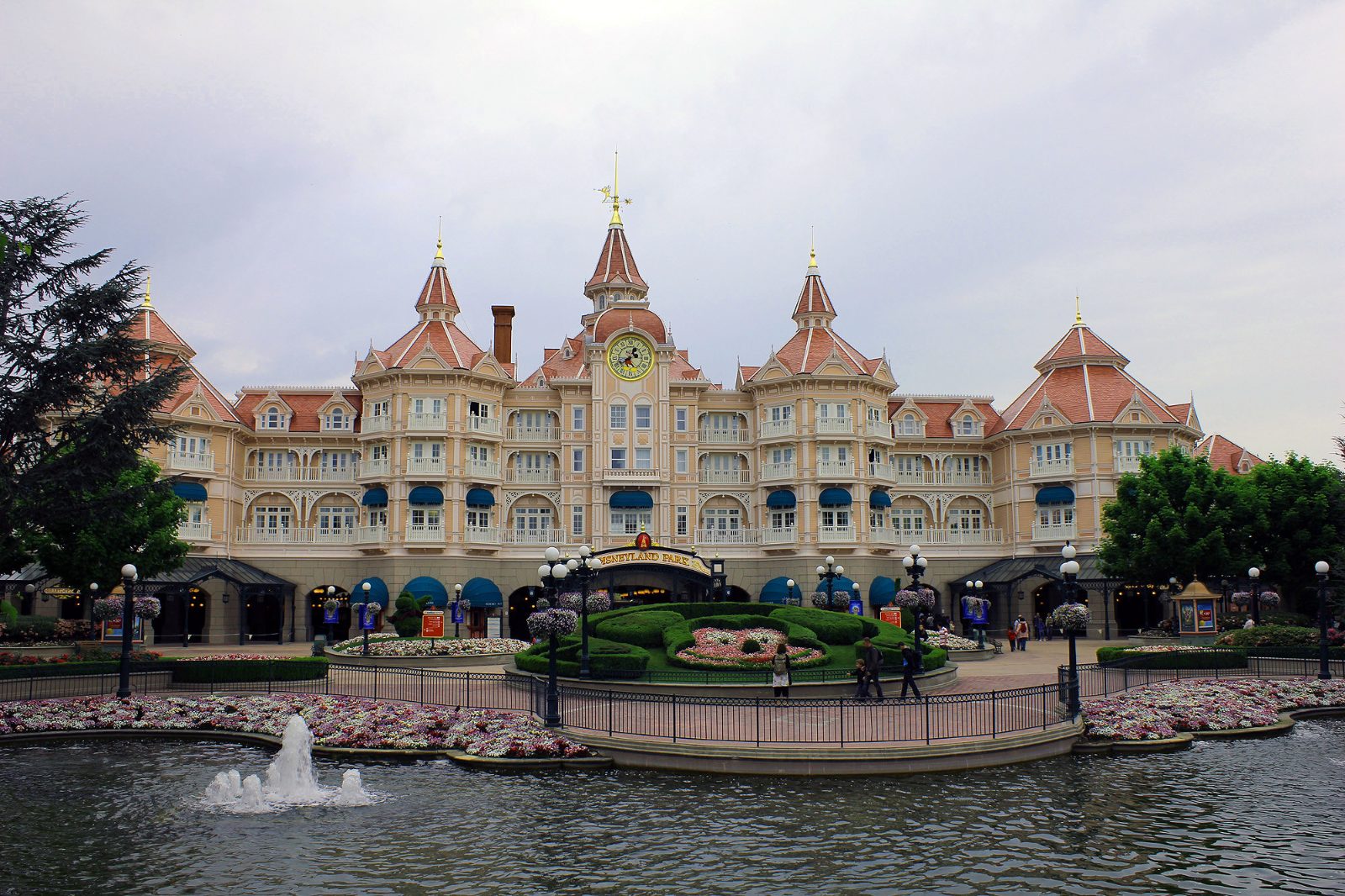 La fachada completa del Disneyland Hotel