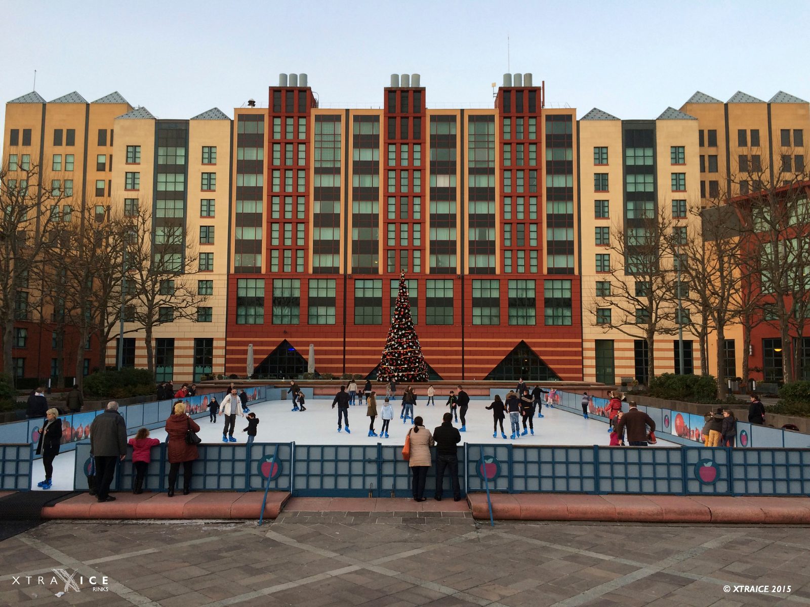 La fachada del Disney Hotel New York – The Art of Marvel