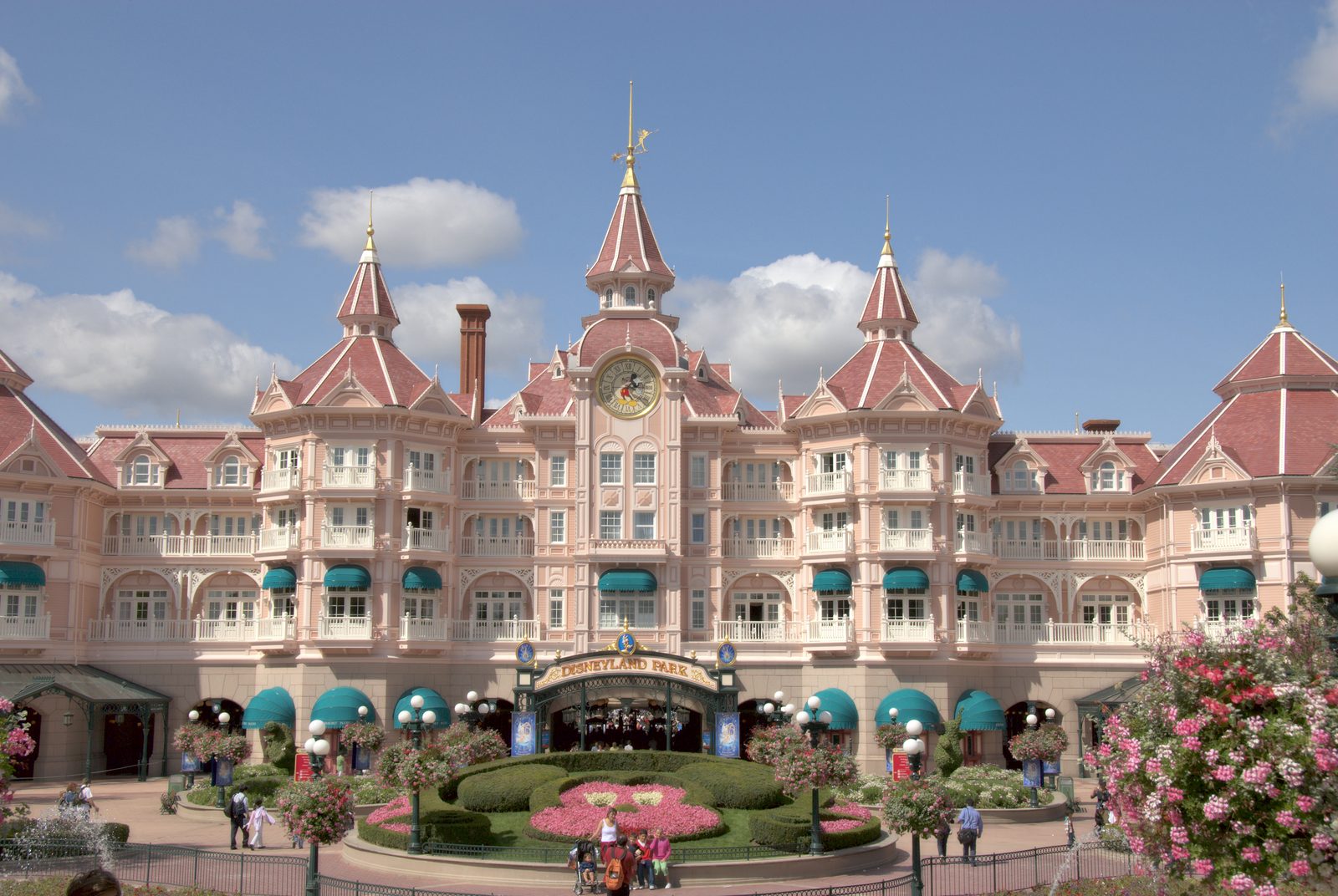 La fachada del Disneyland Hotel con las flores