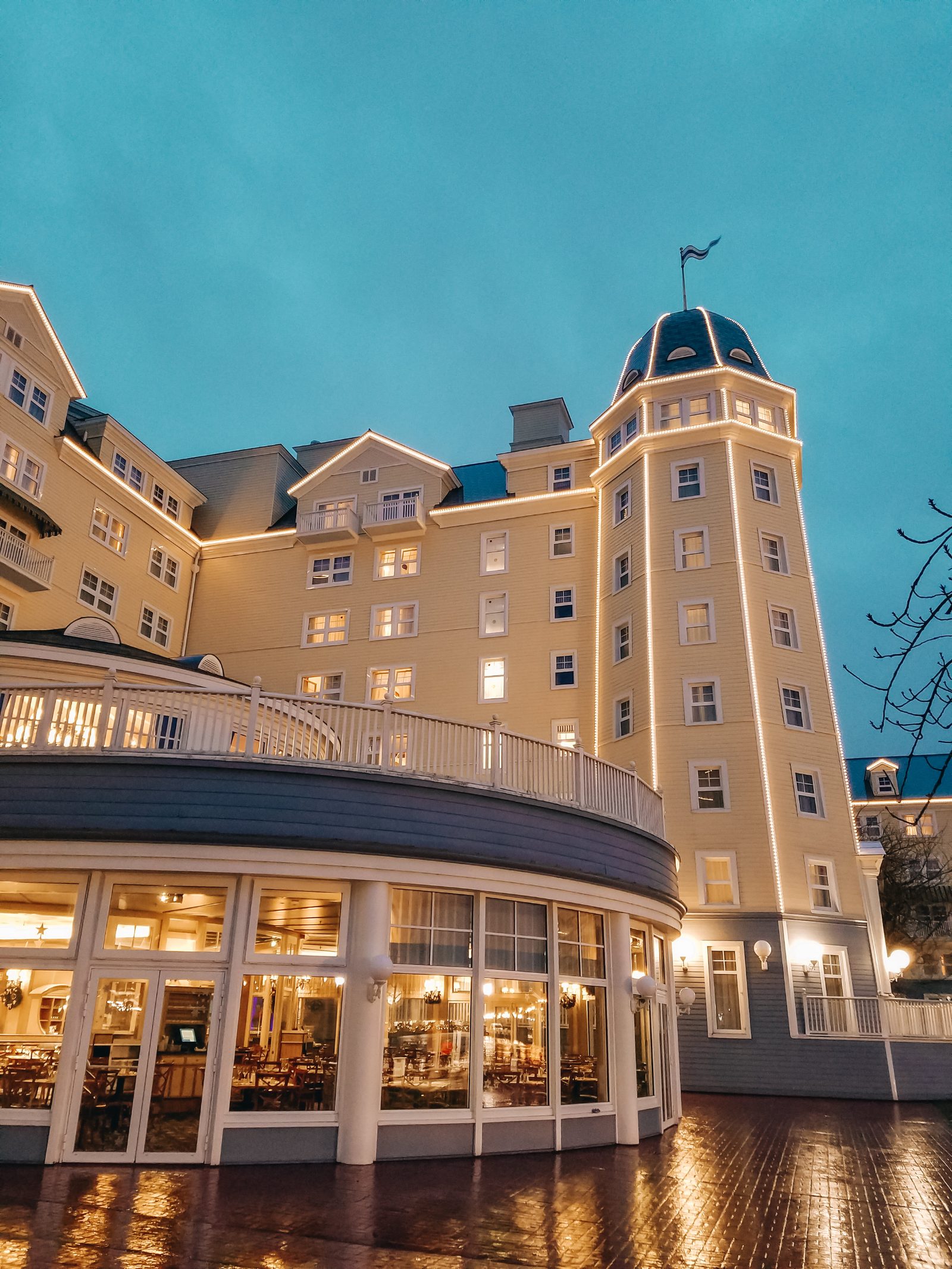 El Disney Hotel Newport Bay Club